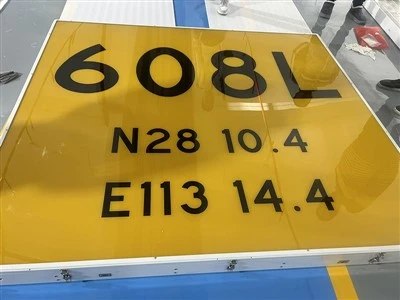Freistehendes Schild